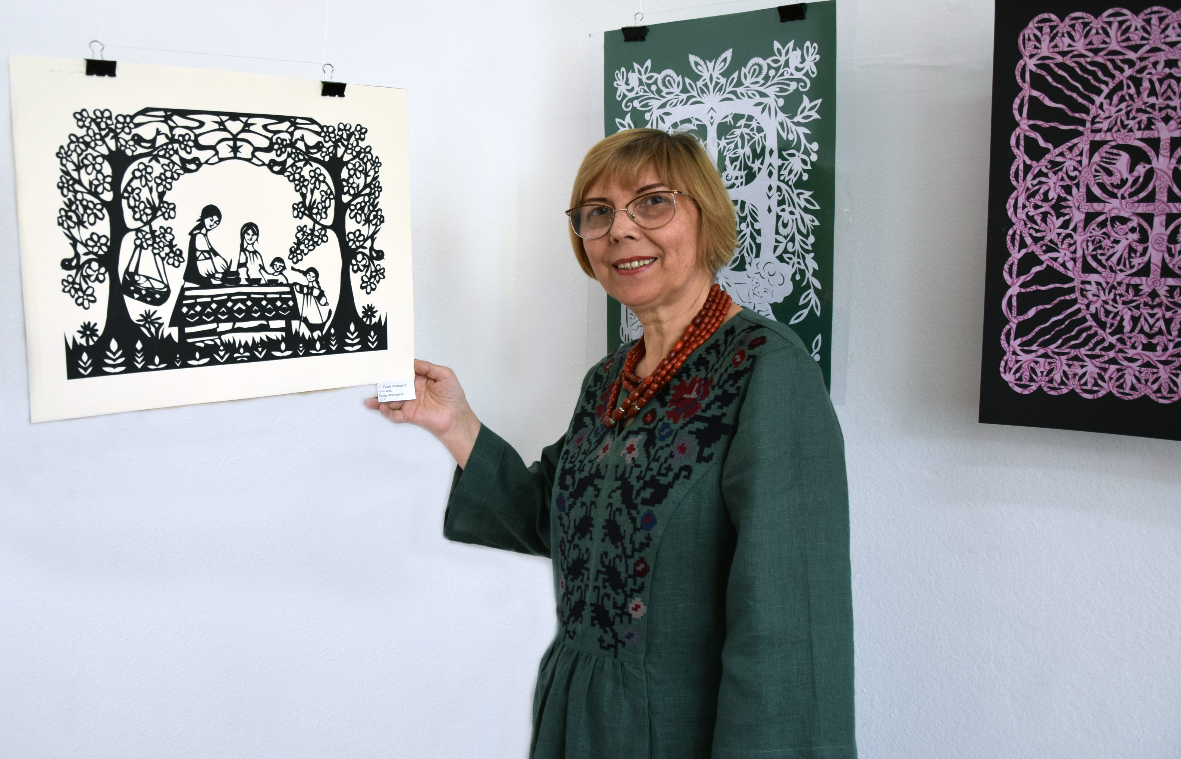 Галина Дудар представляє власну витинанку «Садок вишневий коло хати». Фото автора